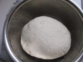 面团揉至基本三光的状态，也就是手光无盆光面光，放在温暖的地方发酵