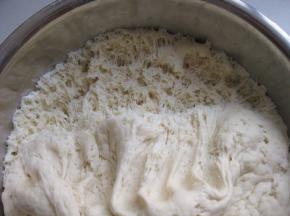 拉开面团看看，面团里都是大大的蜂巢