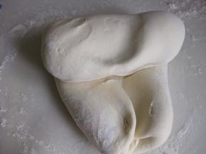 揉至面团较光滑的样子