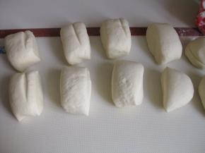 把面团分割成10份，盖上保鲜膜防干燥