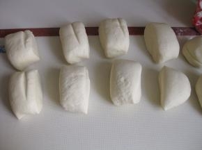 把面团分割成10份，盖上保鲜膜防干燥