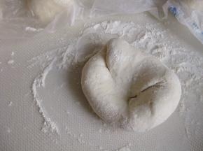 取一个面团，以转圈的方式使劲揉