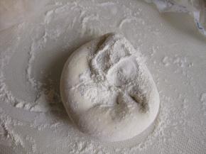 如果感觉面团较软，可掺入适量的干粉，使劲揉至干粉全部融合到面团中，这种方法也就是戗面，蒸出的馒头就是戗面馒头，口感更扎实