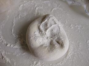 如果感觉面团较软，可掺入适量的干粉，使劲揉至干粉全部融合到面团中，这种方法也就是戗面，蒸出的馒头就是戗面馒头，口感更扎实