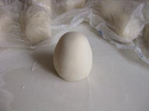 用双手在面团的下部搓圆、搓高