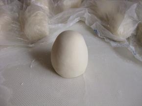 用双手在面团的下部搓圆、搓高