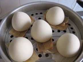 醒发后的面团，已开始膨胀并变轻；此时，冷水上锅，小火开始，上汽后蒸15分钟