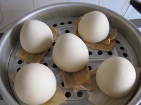 醒发后的面团，已开始膨胀并变轻；此时，冷水上锅，小火开始，上汽后蒸15分钟