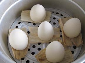 面团下面垫上玉米皮，放入蒸锅中；最后醒发20分钟左右（冬天醒发时间稍长）