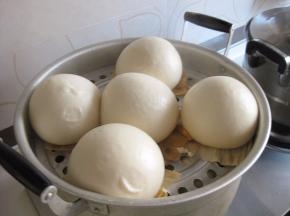 到时间关火，立刻开盖，注意不要让锅盖中的水滴在馒头上，图中的馒头上就已经滴上水滴