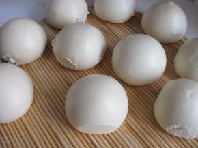 蒸好的馒头拾到盖垫上放凉，馒头表面盖纱布或笼布，避免馒头干皮