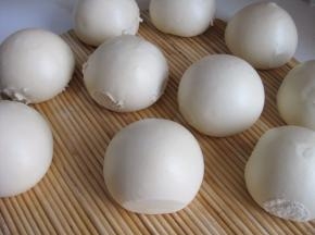 蒸好的馒头拾到盖垫上放凉，馒头表面盖纱布或笼布，避免馒头干皮