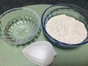 准备好面团配料：面粉、80度热水、盐