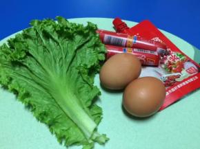 配料：鸡蛋、火腿肠、生菜洗干净备好
