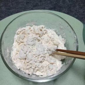 首先来和面，盐和面粉搅拌均匀后倒入80度的热水65g搅拌成面絮