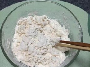 首先来和面，盐和面粉搅拌均匀后倒入80度的热水65g搅拌成面絮