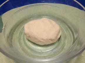 揉成光滑的面团，盖住面团静置20分钟