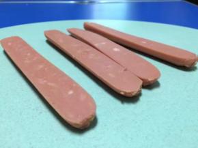 醒面的期间，把火腿肠一开二切成两半