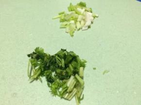 香菜和葱分别切碎