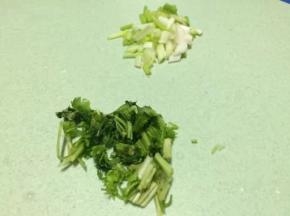 香菜和葱分别切碎
