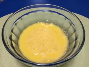 2个鸡蛋打散搅拌均匀