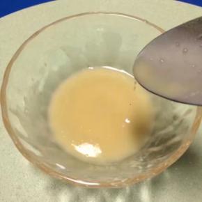 做油酥，8g油加入5g面粉搅拌成糊状