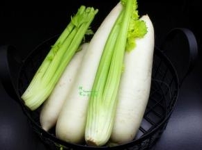 准备食材：白萝卜、西芹、辣椒、白醋等；