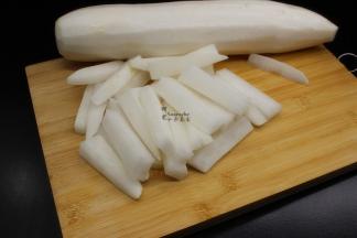 胡萝去皮洗净，切粗条；