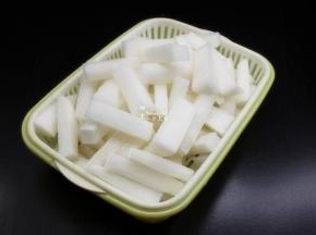 均匀晒上盐，腌制1小时；