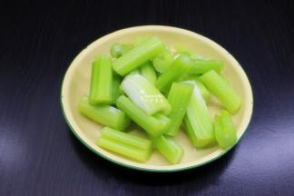 西芹，洗净，切段，晒伤盐腌制；