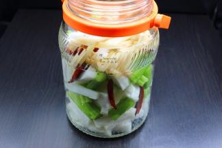 把腌制的萝卜条、西芹、红辣椒、桥头沥干盐水，放入玻璃罐；PS：没有桥头的可以不发放