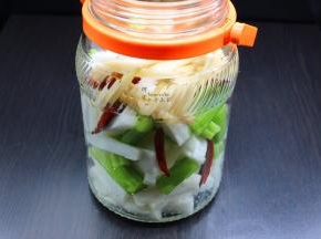 把腌制的萝卜条、西芹、红辣椒、桥头沥干盐水，放入玻璃罐；PS：没有桥头的可以不发放