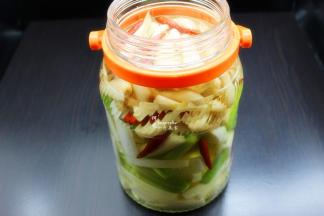 再放入冰糖，倒入酸醋，适量的开水，放凉；