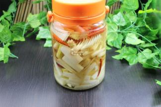 盖上盖子，静放一天即可吃；