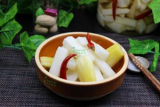 吃的时候，用干净无水的筷子，夹出；