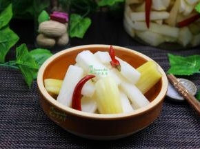 吃的时候，用干净无水的筷子，夹出；