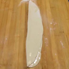 没有油酥糊的一半向另一半油酥面对折叠在一起