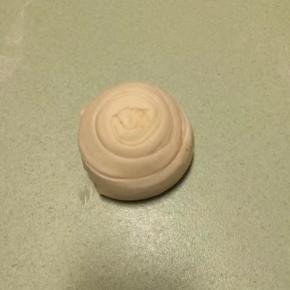 开口的那一面向上竖起来压扁