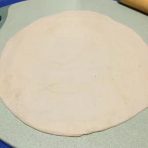 擀成一个圆形薄饼