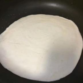 起锅热少许油，放入擀好的面饼，一定记得开口的一面向下，小火慢煎
