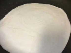 起锅热少许油，放入擀好的面饼，一定记得开口的一面向下，小火慢煎