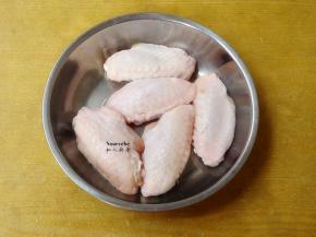 鸡中翅洗净沥干水；PS：鸡中翅比较好吃哦
