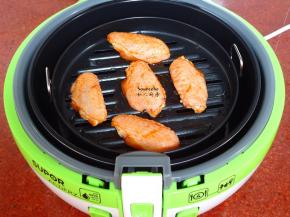 腌制好的鸡翅放入炸篮中；