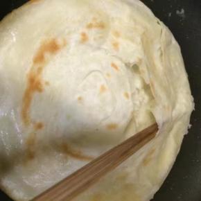 用筷子轻轻的转圈挑开鼓起的面饼皮
