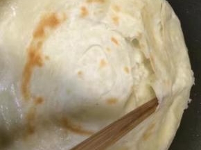 用筷子轻轻的转圈挑开鼓起的面饼皮