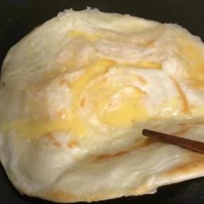 缓慢倒入鸡蛋液，不要动，继续慢煎