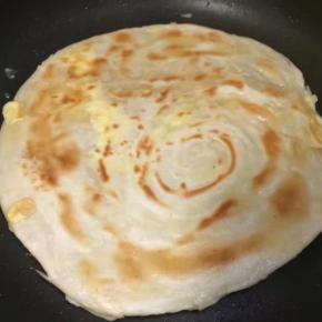 鸡蛋液不在流动时翻面，煎至两面金黄出锅