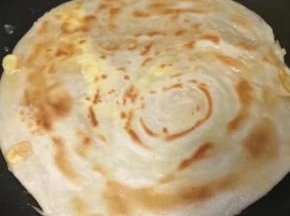 鸡蛋液不在流动时翻面，煎至两面金黄出锅