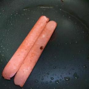 放入一根切好的火腿肠加热一下