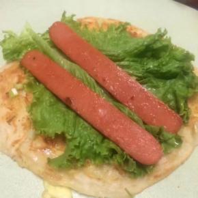 刷匀辣酱之后放入葱花和香菜，火腿肠，卷起来就可以了，也可以刷甜面酱，喜欢什么酱都可以改变。